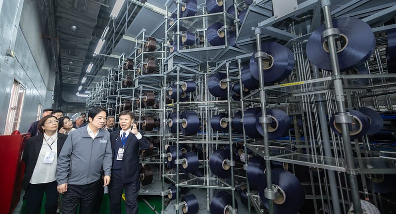  賴清德前往彰化參訪聚隆纖維股份有限公司芳苑廠並與紡織產業座談。 圖：總統府提供 