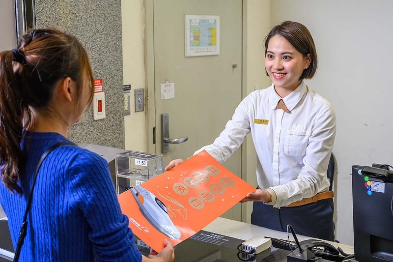 台灣高鐵迎新車送春聯2月10日起一連7天在全線車站服務台供旅客領取。&nbsp;&nbsp;&nbsp;圖：台灣高鐵公司/提供