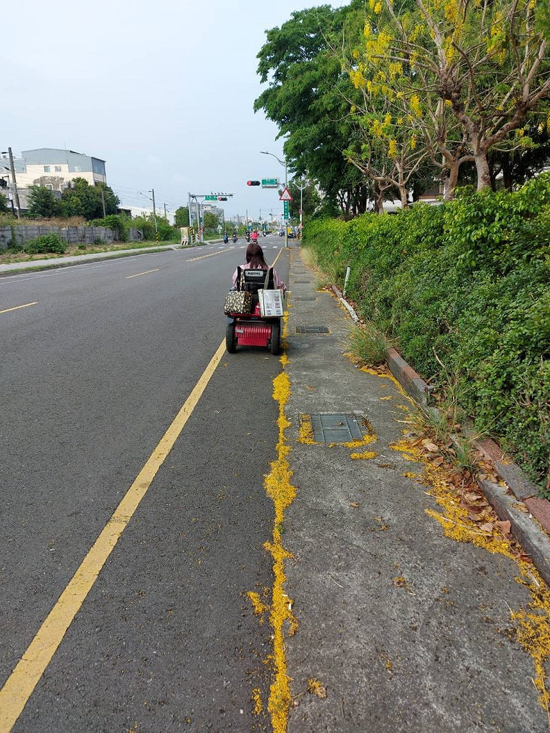 何文讚透過工務局邀集學校、里長、相關局處、在地議員再次辦理會勘，希望市政府能夠落實通用設計，也希望學校、在地居民能夠體諒大家實際走的需求，共同敦促市政府，不要手持行政權力，卻長期漠視馬路上最弱勢的行人需求。&nbsp;&nbsp;&nbsp;圖：何文讚提供