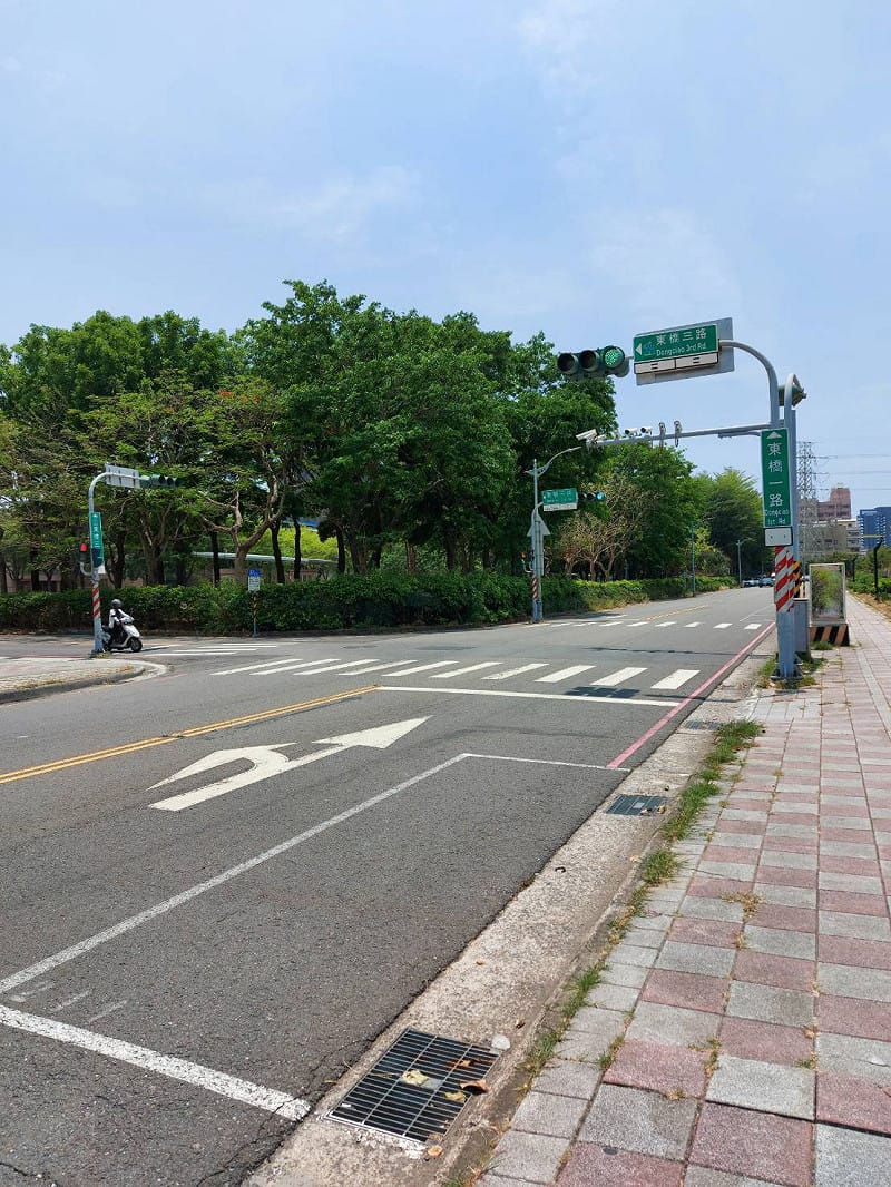 何文讚透過工務局邀集學校、里長、相關局處、在地議員再次辦理會勘，希望市政府能夠落實通用設計，也希望學校、在地居民能夠體諒大家實際走的需求，共同敦促市政府，不要手持行政權力，卻長期漠視馬路上最弱勢的行人需求。&nbsp;&nbsp;&nbsp;圖：何文讚提供