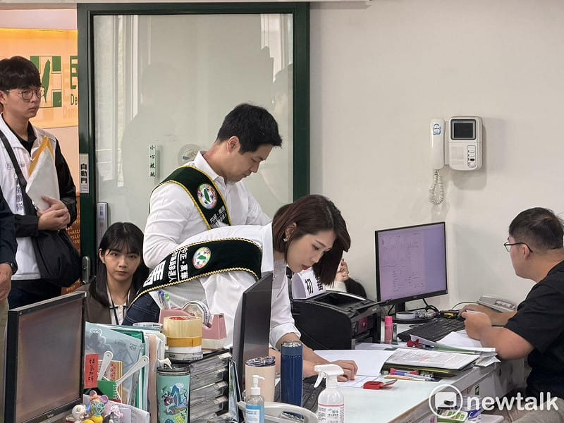  馬郁雯、陳又新登記參選台北市議員。 圖：高逸帆／攝 