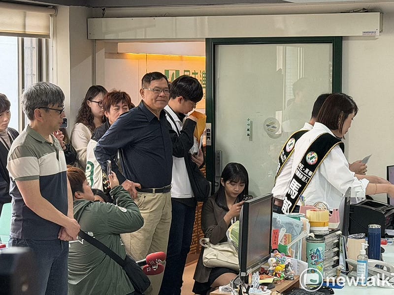 段宜康、李建昌陪同馬郁雯、陳又新登記參選台北市議員。&nbsp;&nbsp;&nbsp;圖：高逸帆／攝