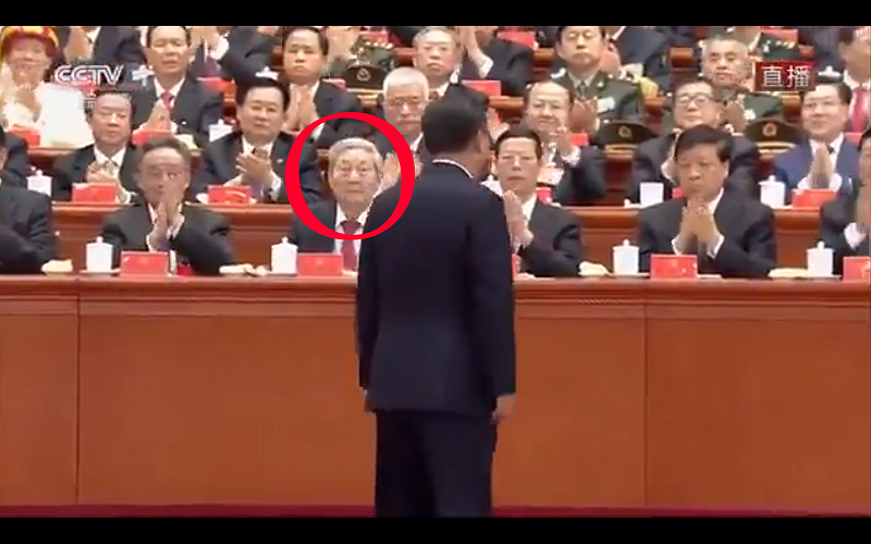 2017 年十九大開幕式上，朱鎔基對習近平鞠躬致意時保持面無表情、拒絕鼓掌，反映其對習近平路線的無聲抗議。&nbsp;&nbsp;&nbsp;圖:翻攝自影片