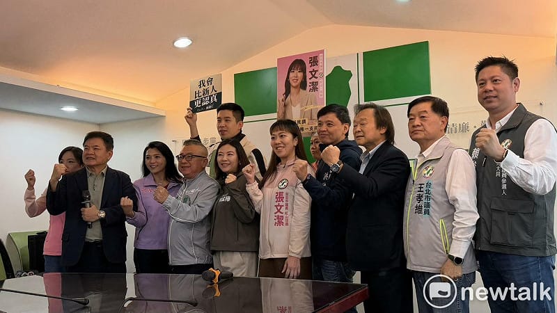  王世堅、莊瑞雄陪同台北市議員劉耀仁、洪健益、張文潔、何孟樺聯合登記。此外，台北市議員王孝維、陳慈慧，以及議員參選人賴俊翰、呂瀅瀅、陳聖文也陪同。 圖：高逸帆／攝 