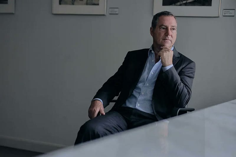 寶維斯律師事務所董事長布拉德．卡普因與艾普斯坦醜聞相關爆料辭職。&nbsp;&nbsp;&nbsp;圖：翻攝自 X @aus_mini