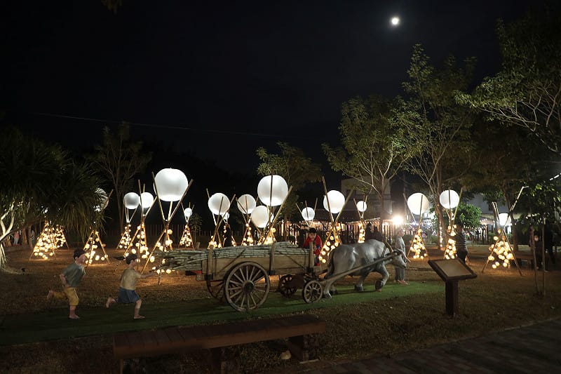 「2026左鎮燈會」自1月30日起至3月8日，在左鎮蔗埕公園、老街及化石園區登場，今年以「以竹為光，點亮淺山DNA」為策展主軸，結合竹工藝、燈光藝術與社區共創，打造全台少見、以竹為核心的永續特色燈會，展現左鎮淺山地區獨有的自然與人文風貌。&nbsp;&nbsp;&nbsp;圖：台南市政府提供