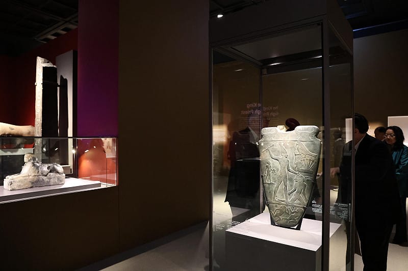 奇美博物館與大英博物館攜手推出台灣史上規模最大的法老文物特展《埃及之王：法老》，此次展覽集結大英博物館280件珍貴館藏，其中99%首度在台灣亮相，內容橫跨古埃及三千年歷史，並透過展場色彩與聲光設計，引領民眾近距離感受法老王權與文明發展。展期自2026年1月29日至2027年1月10日止。&nbsp;&nbsp;&nbsp;圖：台南市政府提供