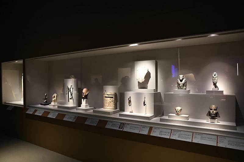 奇美博物館與大英博物館攜手推出台灣史上規模最大的法老文物特展《埃及之王：法老》，此次展覽集結大英博物館280件珍貴館藏，其中99%首度在台灣亮相，內容橫跨古埃及三千年歷史，並透過展場色彩與聲光設計，引領民眾近距離感受法老王權與文明發展。展期自2026年1月29日至2027年1月10日止。&nbsp;&nbsp;&nbsp;圖：台南市政府提供