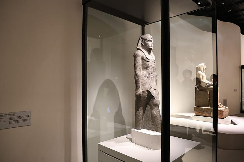 奇美博物館與大英博物館攜手推出台灣史上規模最大的法老文物特展《埃及之王：法老》，此次展覽集結大英博物館280件珍貴館藏，其中99%首度在台灣亮相，內容橫跨古埃及三千年歷史，並透過展場色彩與聲光設計，引領民眾近距離感受法老王權與文明發展。展期自2026年1月29日至2027年1月10日止。&nbsp;&nbsp;&nbsp;圖：台南市政府提供