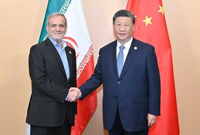 為了協助伊朗對抗美國，北京已向伊朗提供反隱身雷達、防空系統在內的各種軍事援助。圖為中國國家主席習近平會見伊朗總統裴澤斯基安。&nbsp;&nbsp;&nbsp;圖：翻攝自 @rkmtimes X 帳號