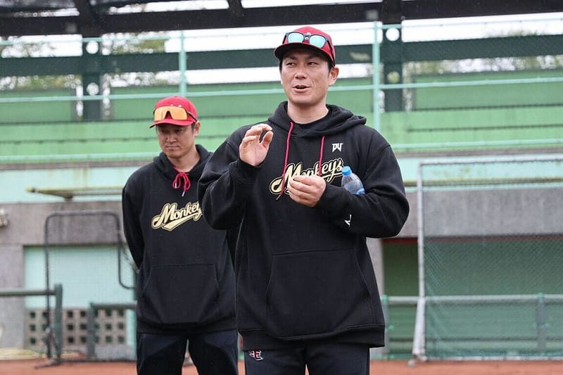 中華職棒樂天桃猿隊與日本職棒東北樂天金鷲隊合作，邀請球星銀次（左）與岡島豪郎（右）來台，投入為期3天的春訓指導，並與猿隊年輕球員分享實戰場上經驗。（樂天桃猿隊提供）中央社記者蘇志畬傳真　115年2月6日&nbsp;&nbsp;&nbsp;