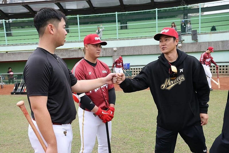 中華職棒樂天桃猿隊與日本職棒東北樂天金鷲隊合作，邀請球星銀次（右）擔任大使來台，在青埔運動公園棒球場指導猿隊年輕球員，為期3天的春訓指導6日進入最終日。（樂天桃猿隊提供）中央社記者蘇志畬傳真　115年2月6日&nbsp;&nbsp;&nbsp;