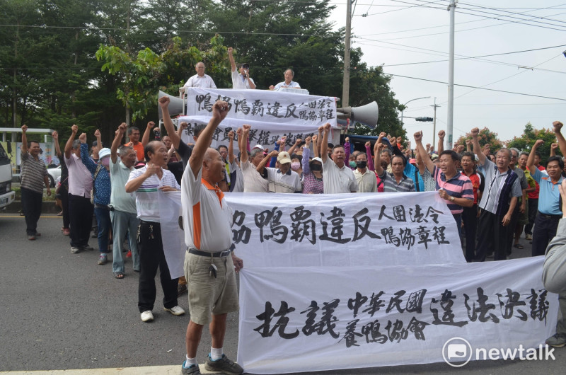 上百名養鴨人家19日到中華民國養鴨協會高舉布條抗議。   圖 : 蔡坤龍/攝