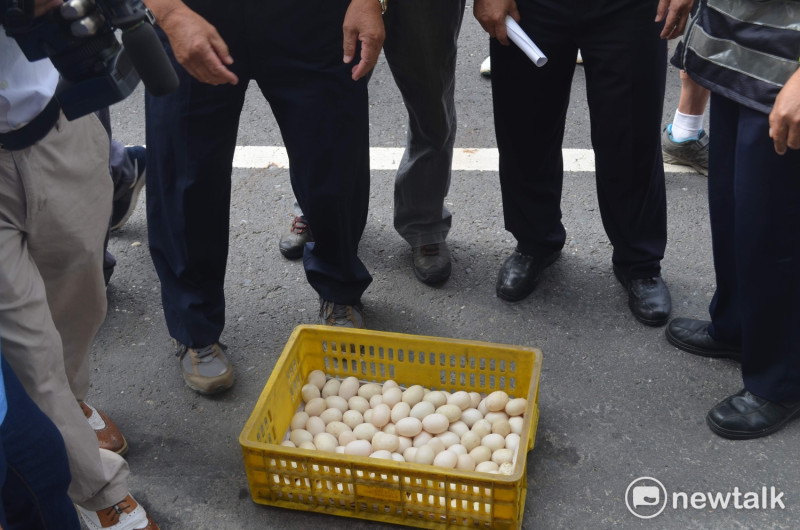 警方事先掌握情資，將整籃雞蛋攔下留置，避免衝突擴大。   圖 : 蔡坤龍/攝