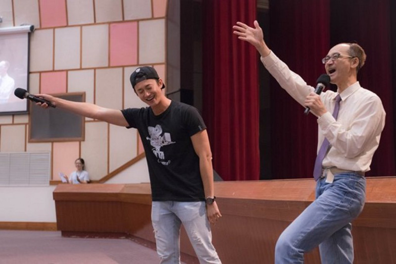 吳慷仁與世新廣電系主任搞笑獻唱歌曲《愛拼才會贏》。   圖 : 世新大學 / 提供