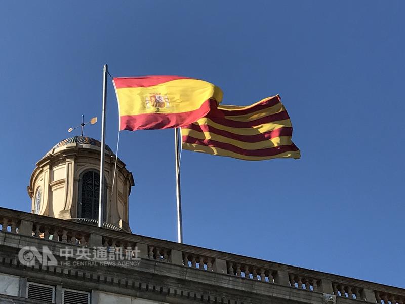 西班牙政府19日表示，將啟動憲法第155條，中止加泰隆尼亞自治權。圖為加泰隆尼亞區政府建築頂端旗幟。   圖 : 中央社
