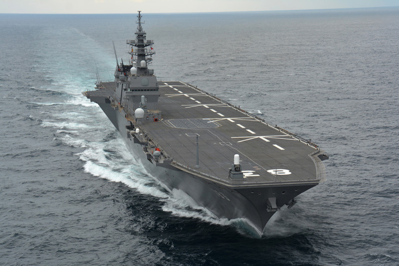 日本「出雲號」護衛艦長約250公尺，噸位高達1萬9500噸，可搭載28架直升機，是日本海上戰力的象徵，   圖：翻攝日本防衛省官網