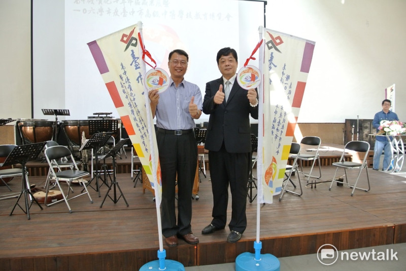 台中市教育局主任秘書方炳坤（左）及台中一中校長陳木柱為活動祈福。   圖：唐復年/攝