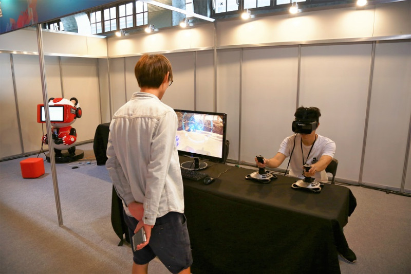 運動產業博覽會中，電競館提供了VR體驗。   圖：朱泓任/攝