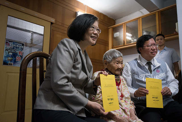 蔡英文總統和桃園市長鄭文燦手持百歲人瑞謝林霞妹的親筆簽名合影。   圖：總統府/提供