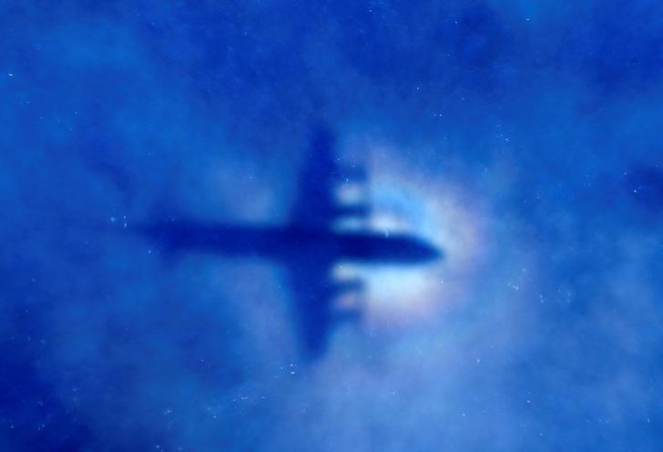 2014年3月31日，紐西蘭空軍(RNZAF）在南印度洋穿越雲層低空飛行，協助搜尋失蹤的馬航MH370班機。   圖：達志影像/路透社
