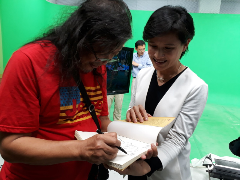 文化部長鄭麗君也是漫畫迷，她帶著洪德麟著作給他簽名。   圖:陳香蘭／攝