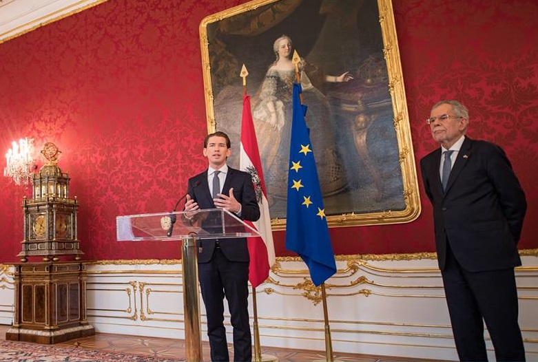 奧地利總統范德貝倫今（20）日授權在國會大選中勝出的人民黨（OeVP）黨魁庫爾茲（左）組閣。   圖：翻攝Sebastian Kurz臉書