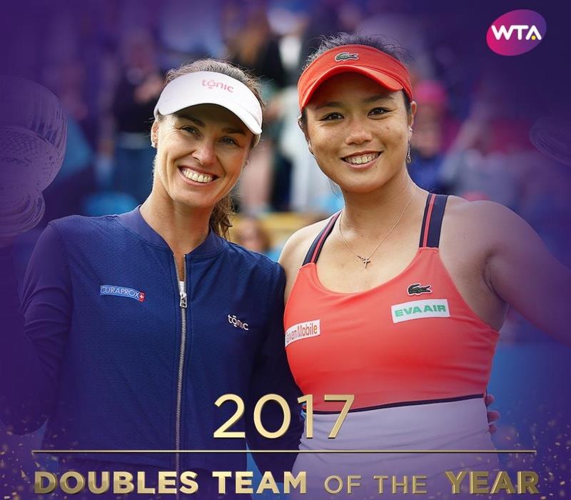WTA 21日公布年度獎項，台灣女將詹詠然（右）與瑞士前球后辛吉絲（左）獲選為年度最佳雙打，這也是台灣網球史上第一次獲得WTA年度獎項。   （圖取自WTA官網 www.wtatennis.com）