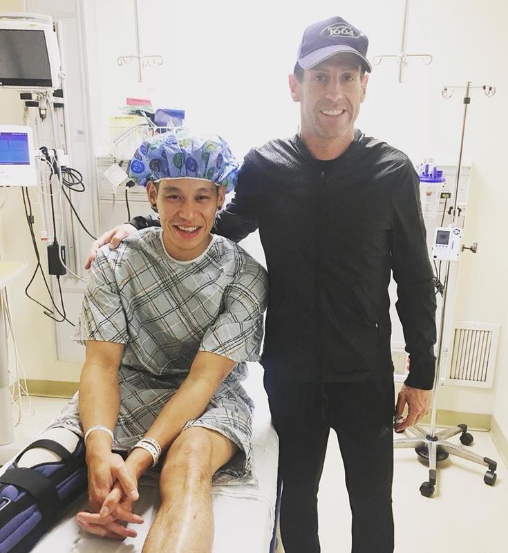 美職籃籃網球員林書豪（左）進行右膝蓋骨肌腱撕裂修補手術，籃網表示，手術相當成功，預期可完全復原。右為籃網總教練艾特金森。   （圖取自林書豪臉書）