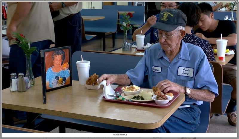 住在喬治亞州的一名93歲老人，結髮64年的妻子4年前過世後，他每天帶著擺在相框裡的亡妻生前照片在餐館吃午餐。   （圖取自WTOC網站 www.wtoc.com）