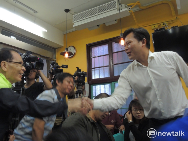 黃國昌與汐止支持選民握手。   圖：黃韋銓/攝（資料照片）