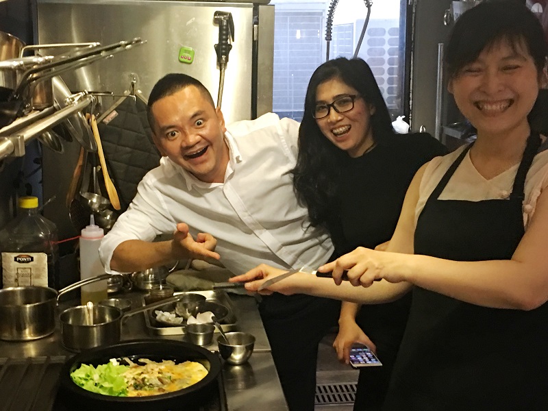 異國媒體朋友嘗試製作台灣經典美食蚵仔煎，第一次就順利製作成功，相當有成就感。   圖：台北市觀光傳播局/提供