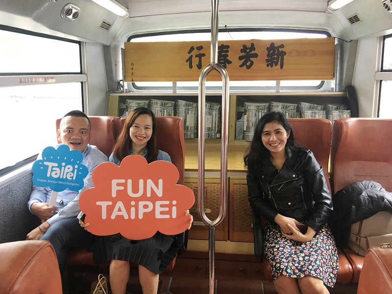 舊城公車綠17線以以茶行、布行、中藥行三種主題裝潢。   圖：台北市觀光傳播局/提供