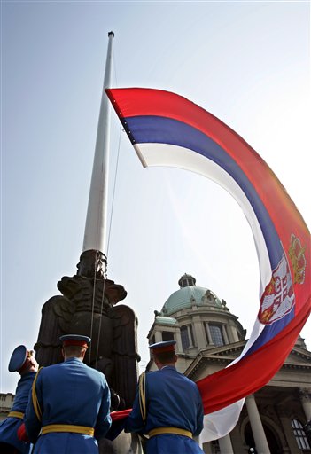 塞爾維亞某市市長在宜蘭市用餐時猝死。圖為塞爾維亞國旗。   圖：達志影像/美聯社