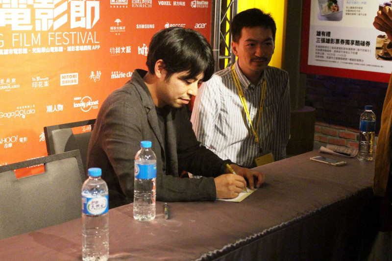 《東京夜空最深藍》導演石井裕也為影迷簽名。   圖：高雄市文化局/提供