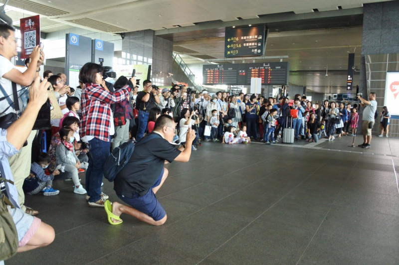 旅客紛紛拍照。   圖：台中市觀光傳播局/提供