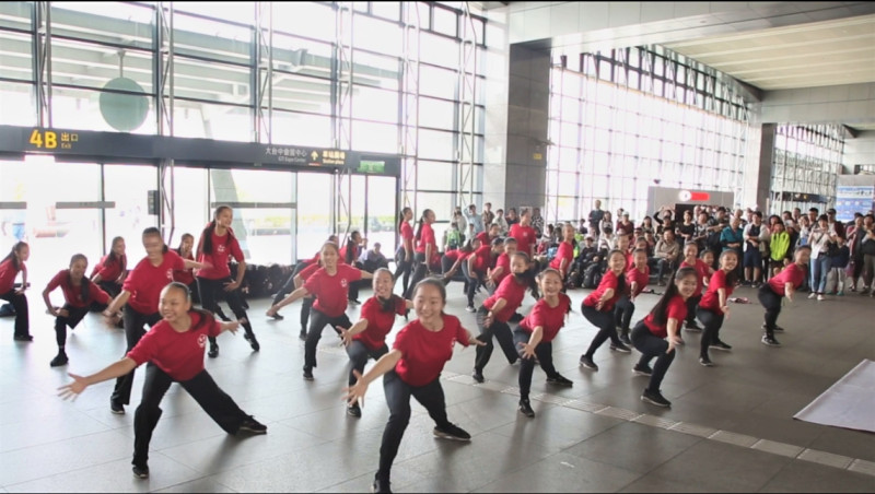 文華高中學生在高鐵台中站快閃演出。   圖：台中市觀光傳播局/提供