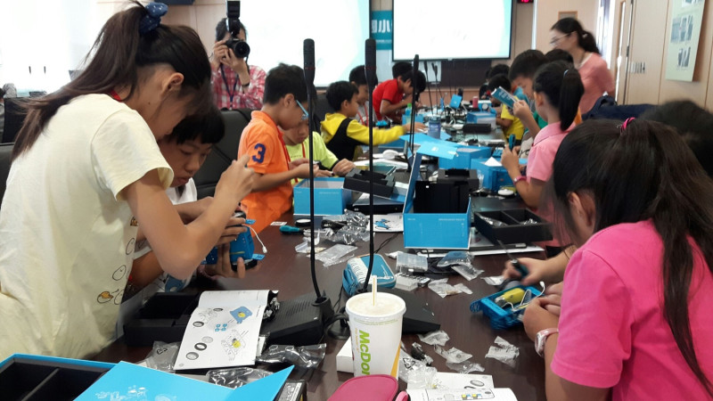 台中市政府教育局與中科管理局，今(21)日共同舉辦「mBot機器人國小體驗營隊」活動，讓學童盡情地發揮巧思及創意。   圖：台中市政府/提供