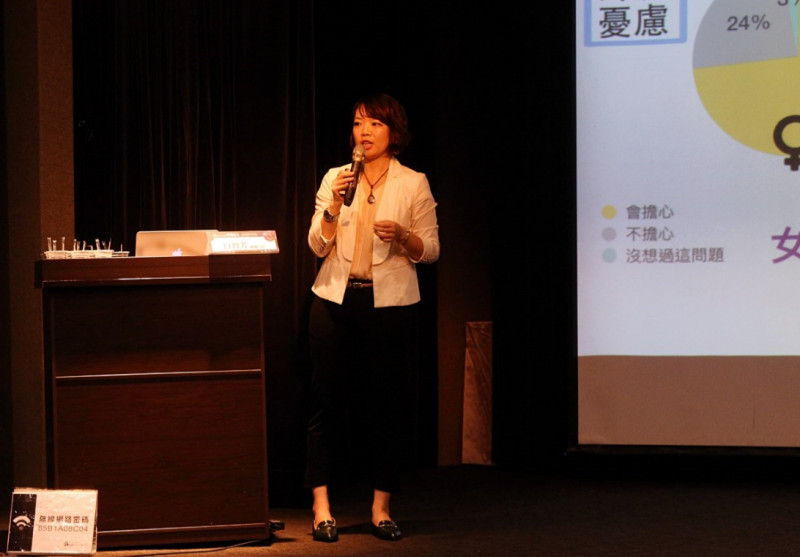 婦女救援基金會副執行長白智芳於研討會中表達意見。   圖：婦女救援基金會/提供