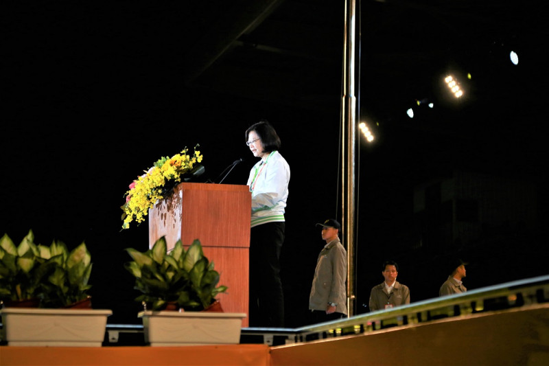 蔡英文總統現身開幕典禮致詞，表示全民加入單向協會是台灣得金牌入股計畫。   圖：朱泓任/攝