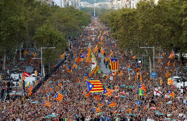 普伊格蒙特（Carles Puigdemont）領導的加泰自治區政府，與支持獨立的群眾走上街頭示威，要求西班牙政府釋放兩位遭到逮捕的獨立運動領袖。   圖：達志影像/路透社