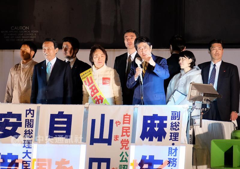 自民黨總裁安倍晉三（前排右2）21日晚間在東京秋葉原站前廣場，進行眾議院大選前最後演說。   圖/中央社