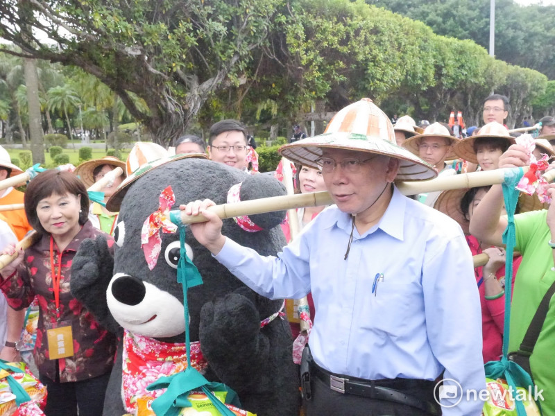 台北市長柯文哲親身挑擔走在遊行行列最前方。   圖：趙婉淳/攝