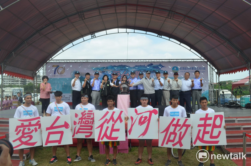 全國河川日大會中，中央與地方官員一起宣誓「愛台灣，從『河』開始」的決心。   圖：蔡坤龍/攝