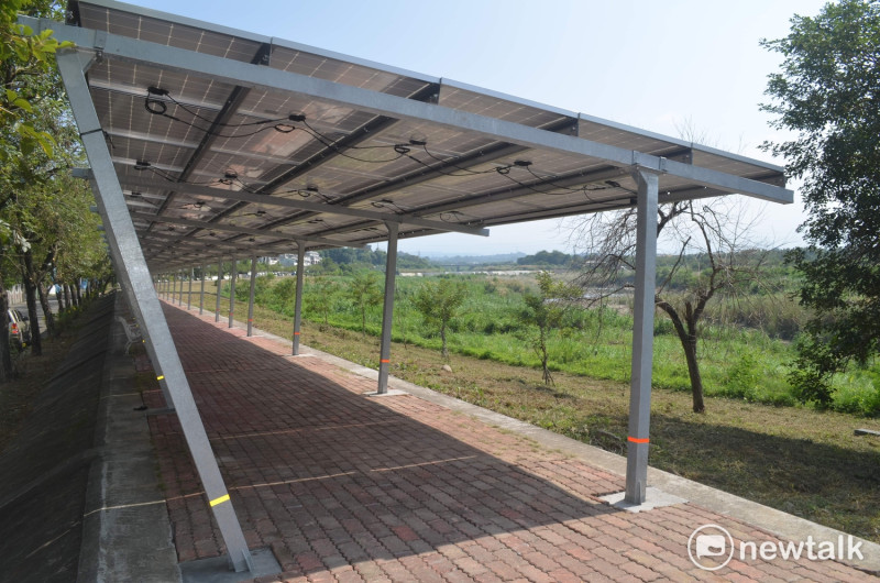 嘉義市八掌溪河畔的太陽光電示範廊道為全國首創，五河局宣佈將延長至120米。   圖：蔡坤龍/攝