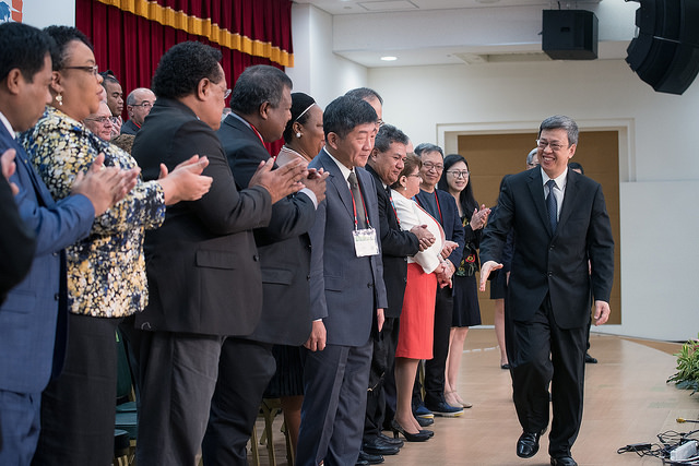 副總統陳建仁致詞時首先代表中華民國政府與人民，歡迎來自全球各國的醫藥衛生重要領導人及專家先進們來臺參加這次論壇。   圖：總統府/提供