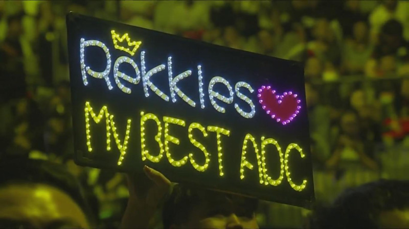 中國粉絲為Rekkles加油的燈牌。   圖：翻攝自英雄聯盟 LPL賽事頻道 YouTube