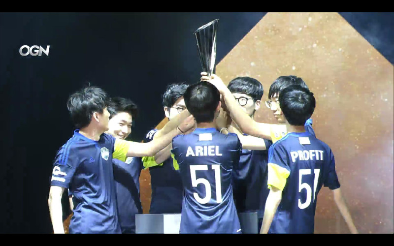 GC Busan成員高舉APEX冠軍寶座。   圖：翻攝自OGN