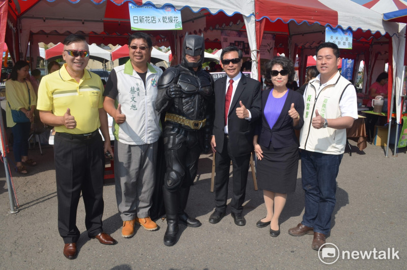 嘉義市長涂醒哲與蝙蝠俠人偶合影，顯得自信滿滿。   圖：蔡坤龍/攝