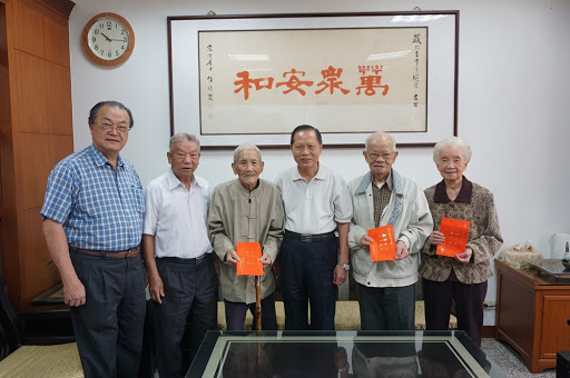 萬和宮董事長蕭清杰（右三）親自致贈敬老禮金。   圖：萬和宮/提供